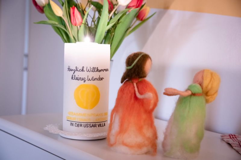 Kerze "Willkommen Kleines Wunder" von Hebammenpraxis und Geburtshaus Landshut mit Filzpuppen