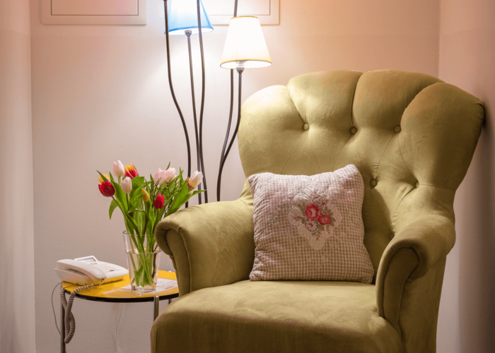 Sessel mit einer bunten Lampe dahinter