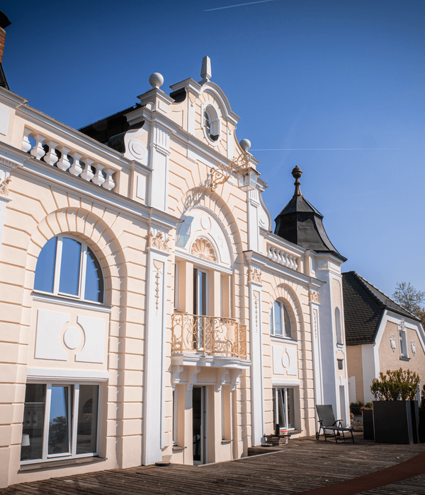 Schloss Ussar Ansicht-Seite Terrasse